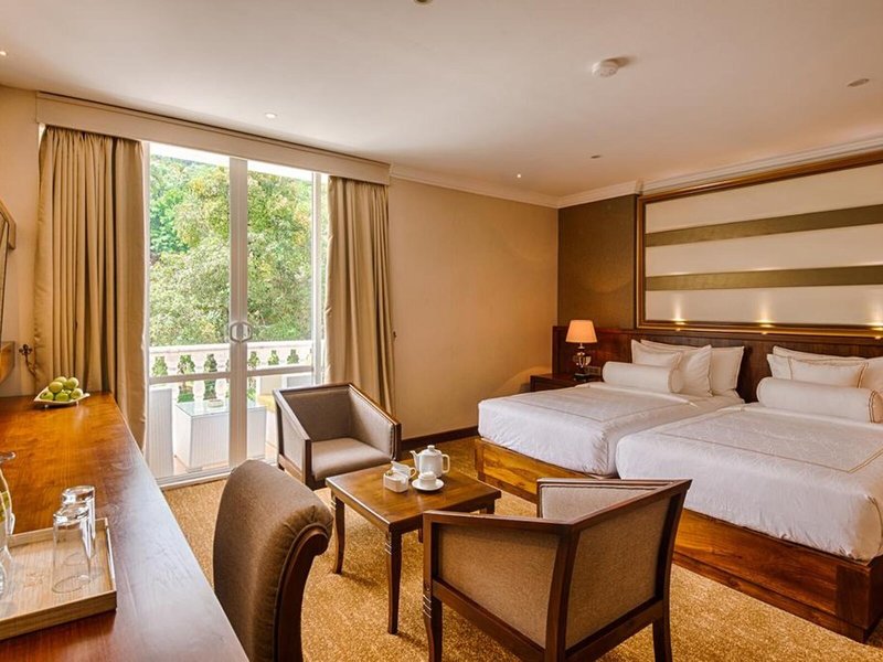 The Golden Crown Hotel 5