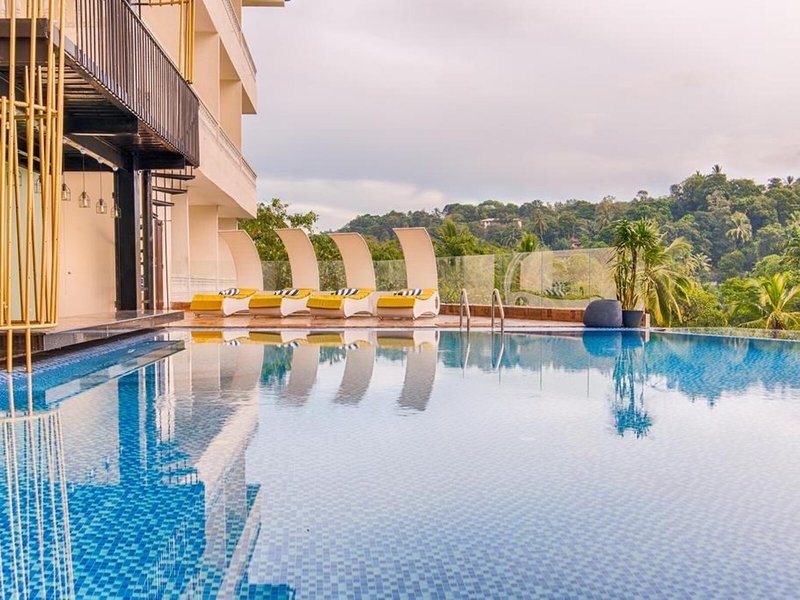 The Golden Crown Hotel 6