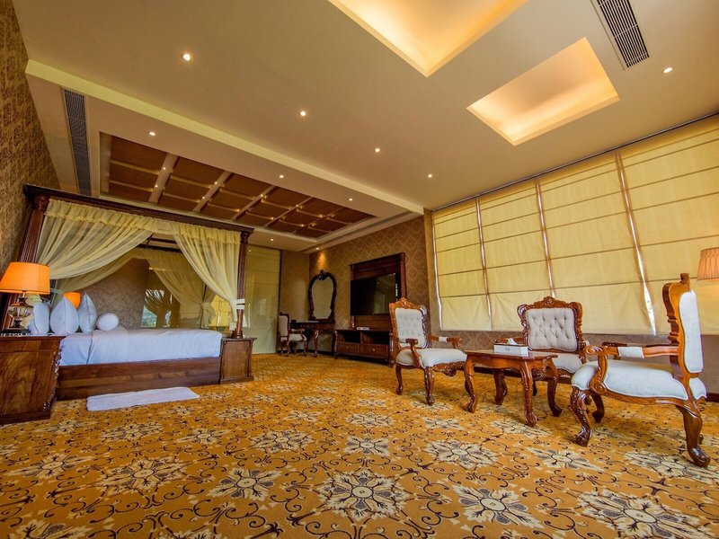 The Golden Crown Hotel 10