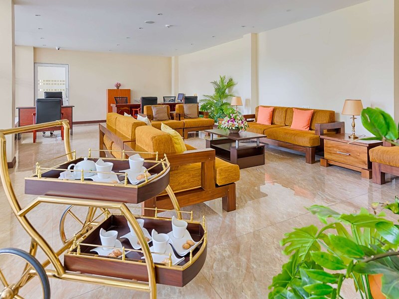 The Golden Crown Hotel 12