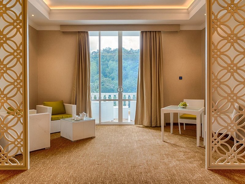 The Golden Crown Hotel 13