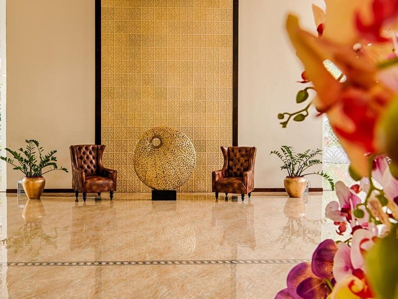 The Golden Crown Hotel 14