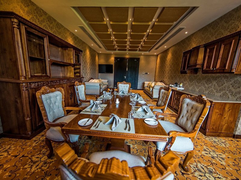 The Golden Crown Hotel 15