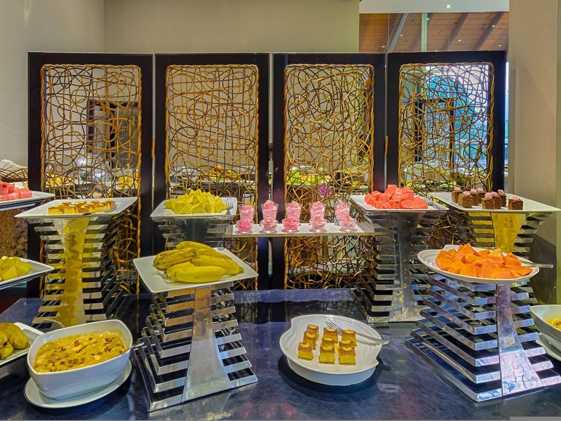 The Golden Crown Hotel 16