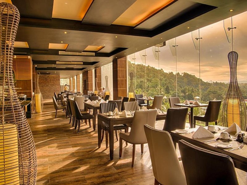 The Golden Crown Hotel 18