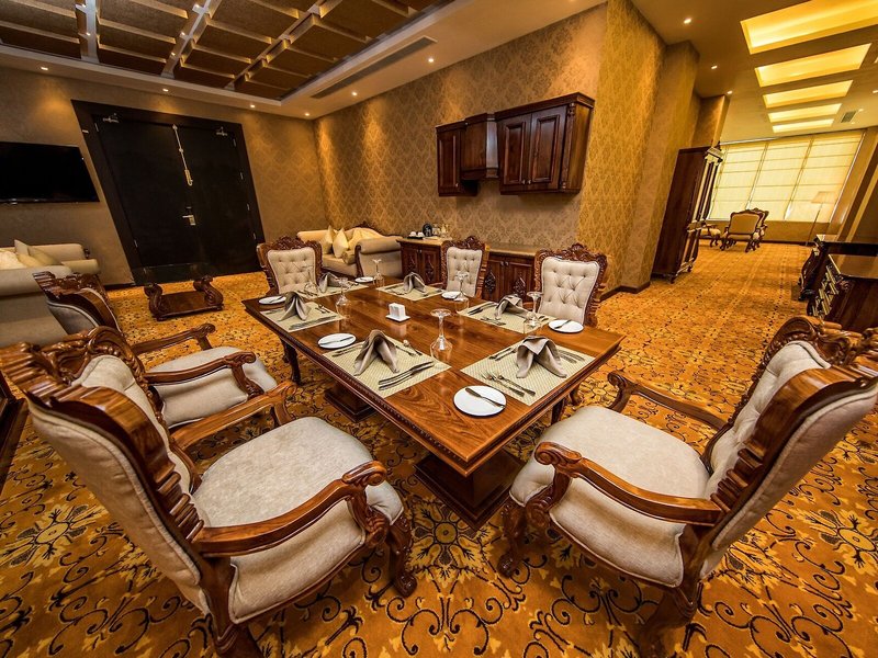 The Golden Crown Hotel 19