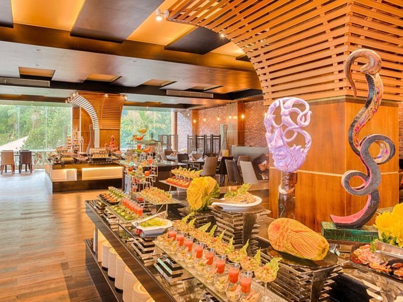 The Golden Crown Hotel 21