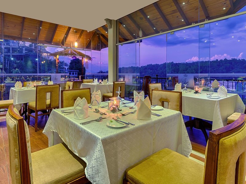 The Golden Crown Hotel 22