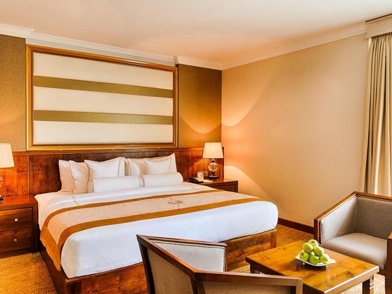 The Golden Crown Hotel 30