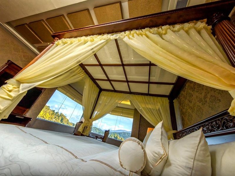 The Golden Crown Hotel 31