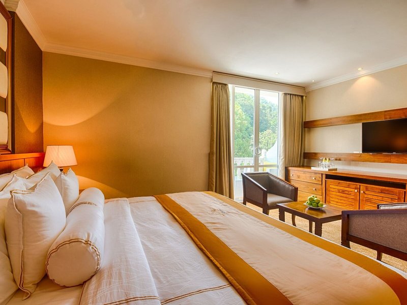 The Golden Crown Hotel 32