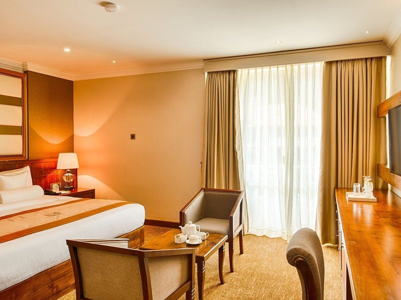 The Golden Crown Hotel 33