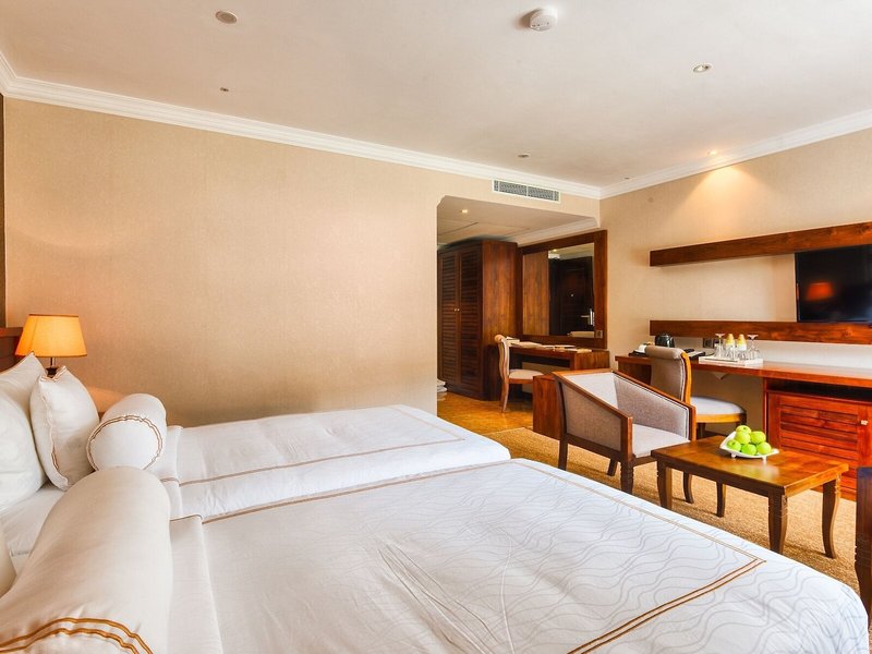 The Golden Crown Hotel 34