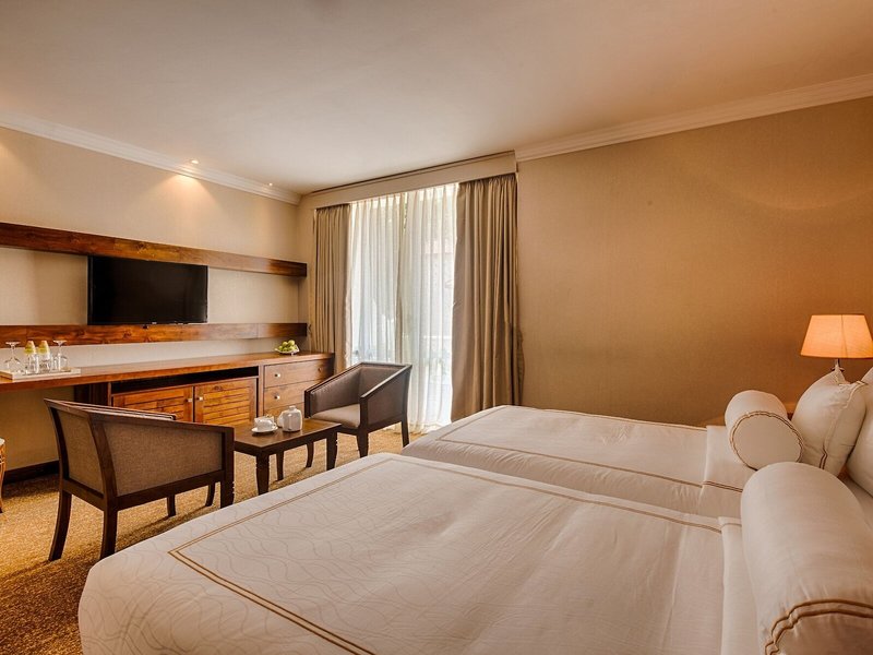 The Golden Crown Hotel 35