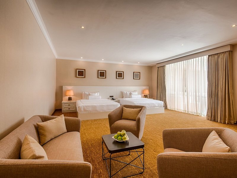 The Golden Crown Hotel 36