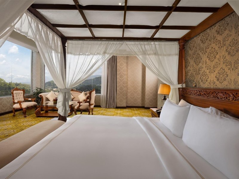 The Golden Crown Hotel 37