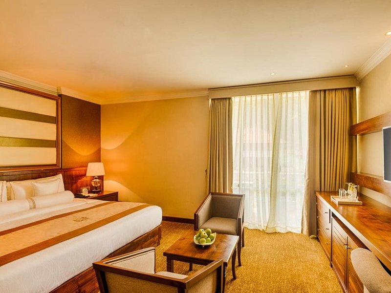 The Golden Crown Hotel 38