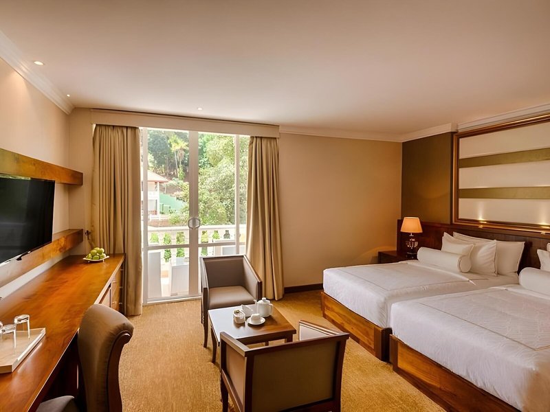 The Golden Crown Hotel 39