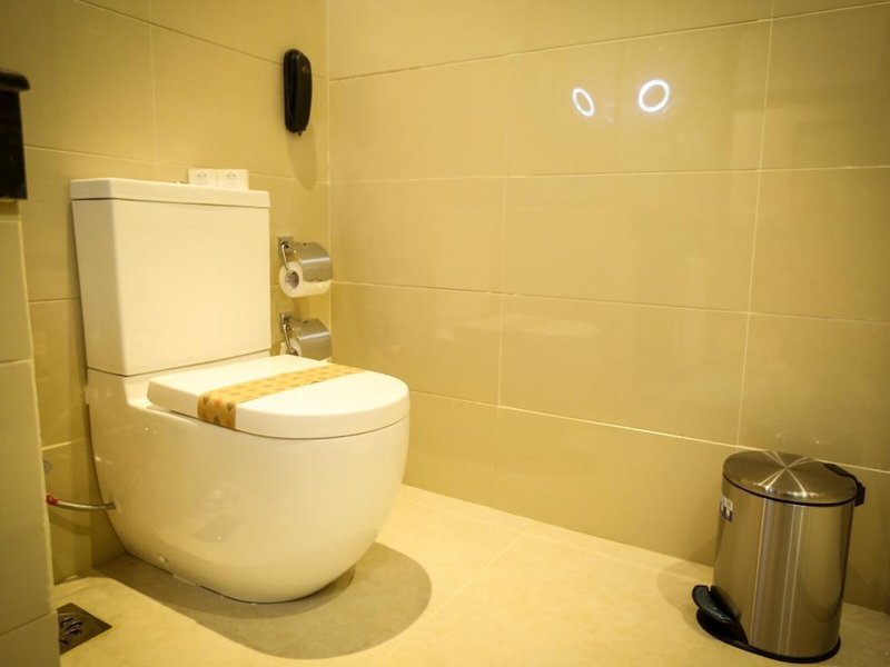 The Golden Crown Hotel 40