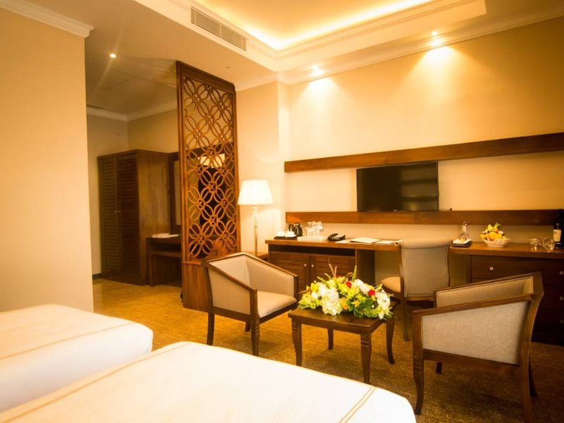 The Golden Crown Hotel 42