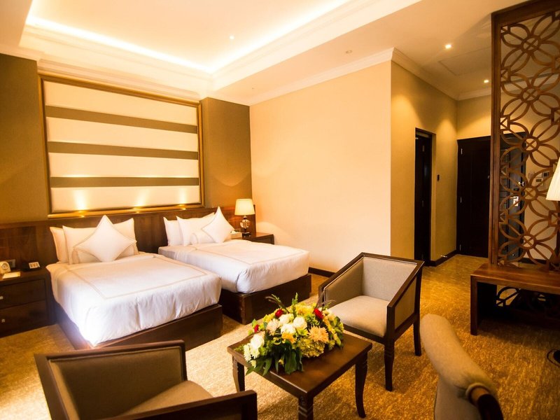 The Golden Crown Hotel 43