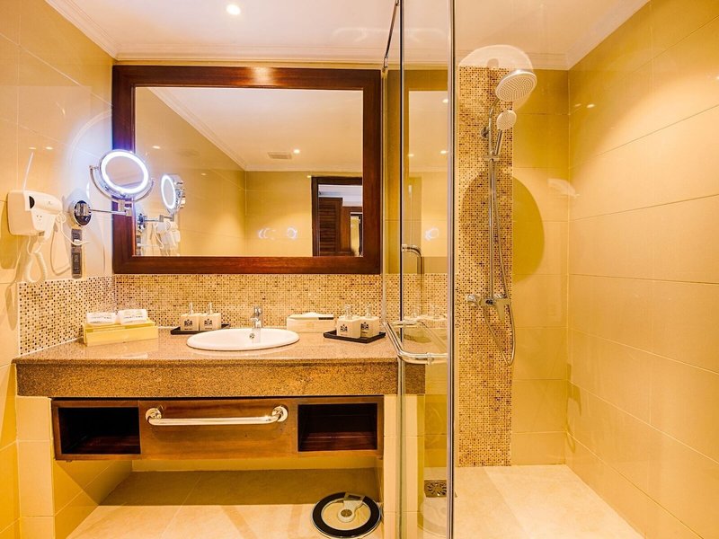 The Golden Crown Hotel 46