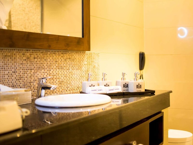 The Golden Crown Hotel 47