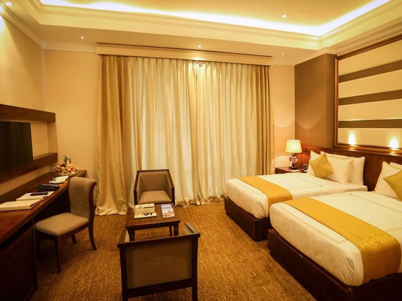 The Golden Crown Hotel 48