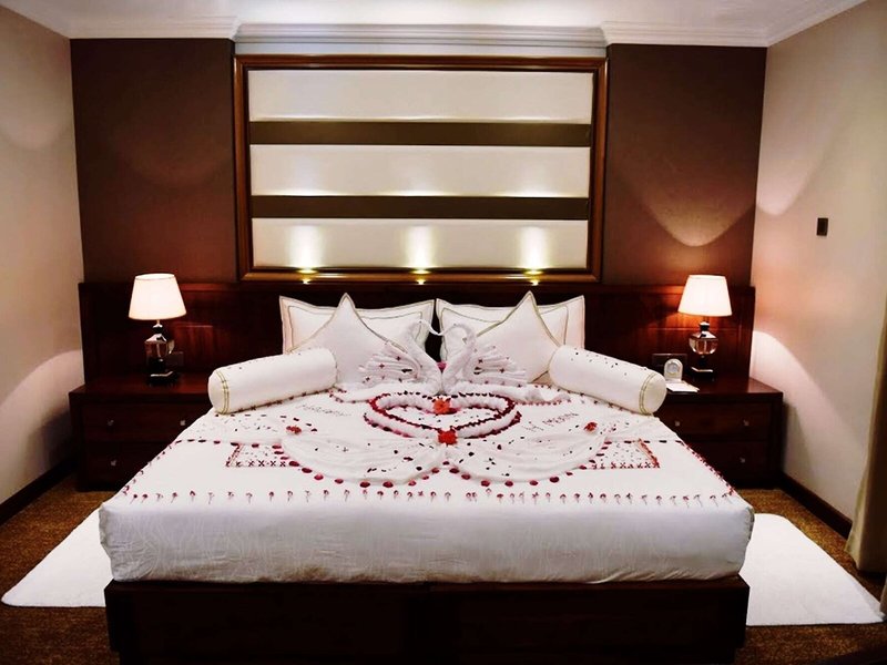 The Golden Crown Hotel 49