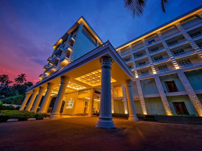 The Golden Crown Hotel 3