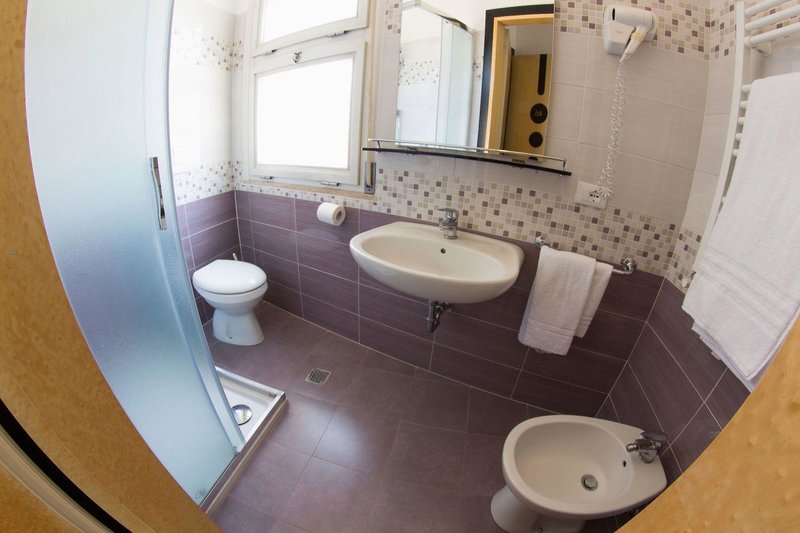 Hotel Aurora Mestre 5 - Bathroom Example