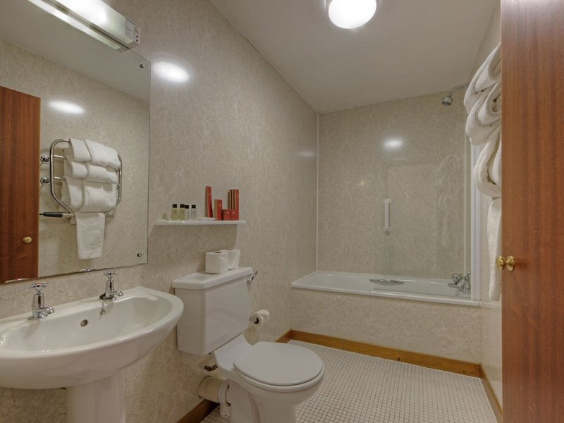 Muthu Alexandra Hotel 46 - Bathroom Example