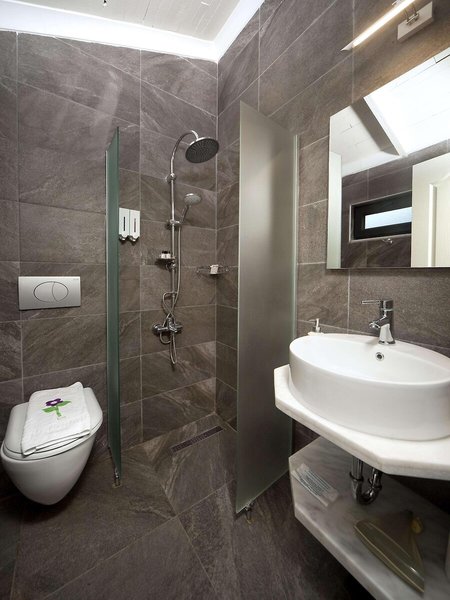 Maya Bistro Hotel Beach 44 - Bathroom Example