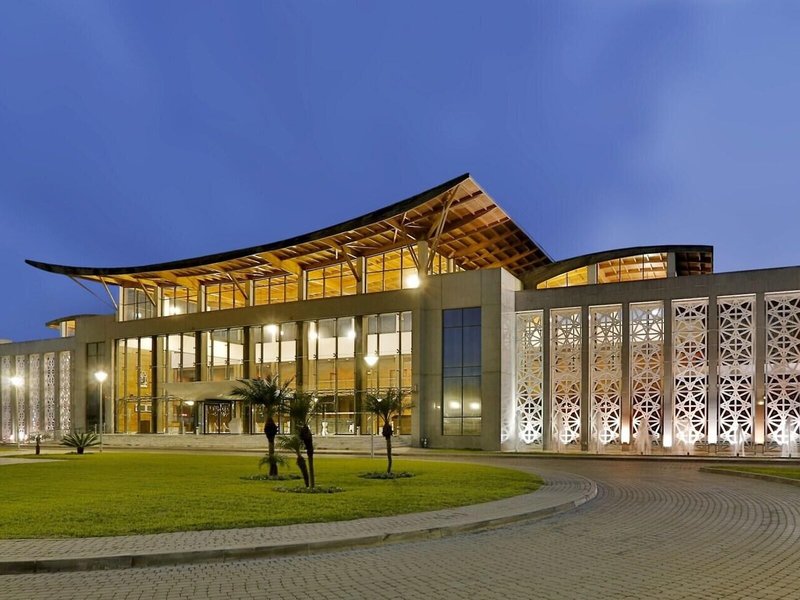 Amphitrite Palace Beach Hotel & Convention Centre 1