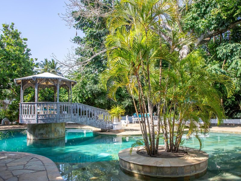 Nomad Beach Resort 7