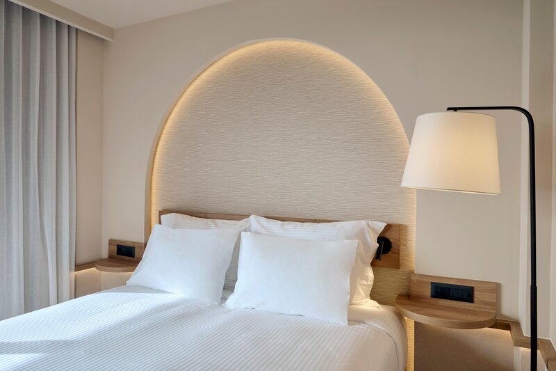 Zeus Kassandra Lagoon 67