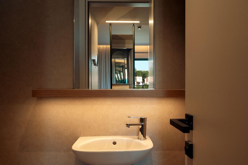 Zeus Kassandra Lagoon 104