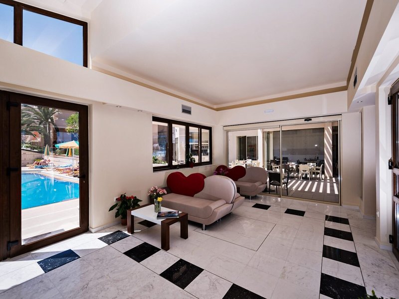 Oscar Suites & Village 13