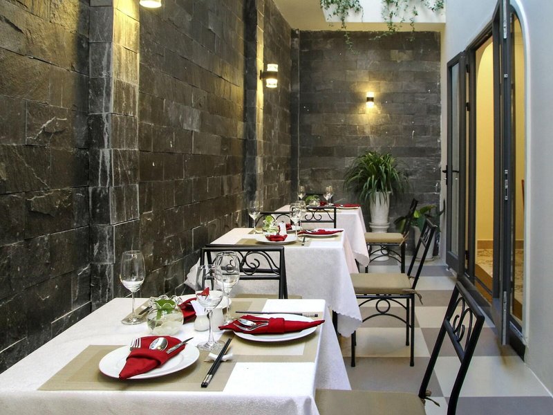 Uptown Hotel 18