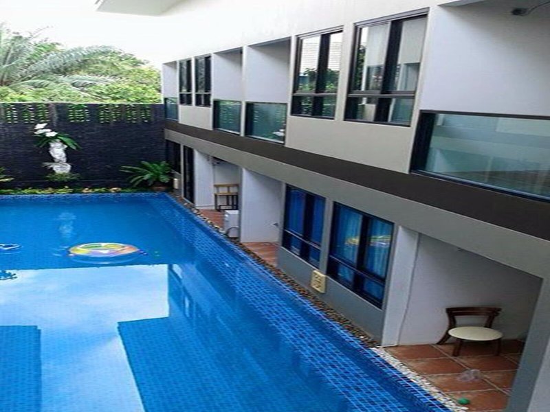 The Pool Resort 10
