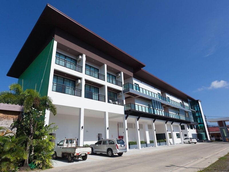 The Thames Pool Access Resort 2