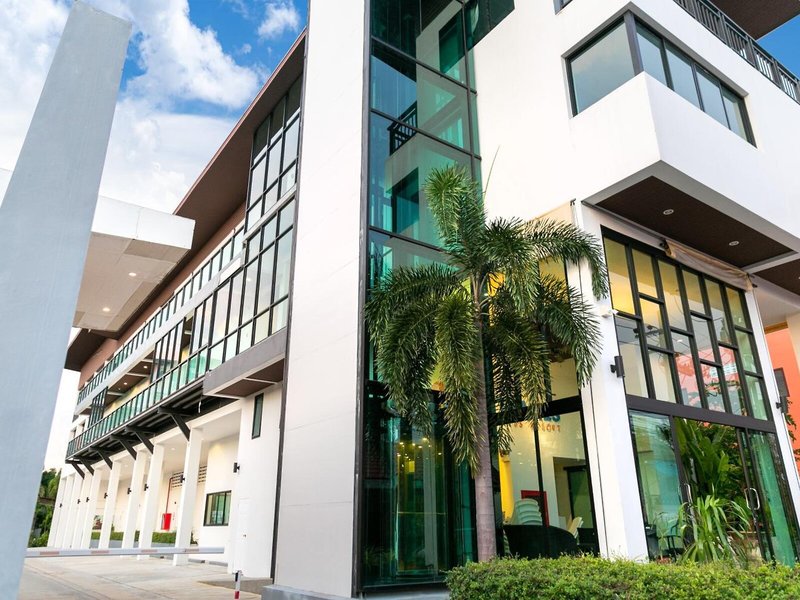 The Thames Pool Access Resort 4