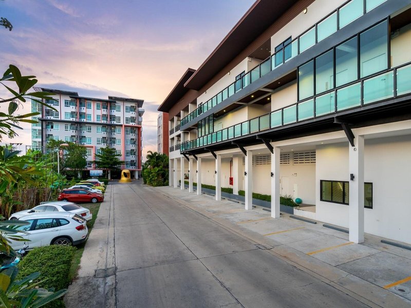 The Thames Pool Access Resort 5