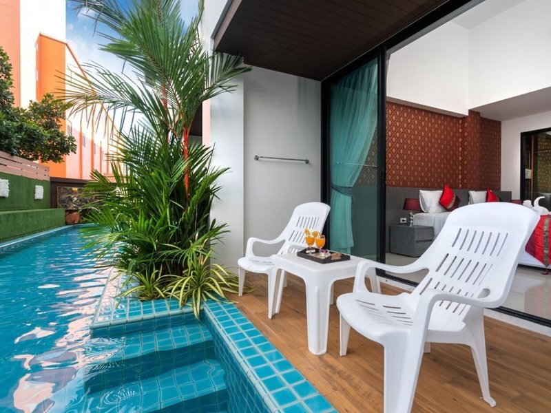 The Thames Pool Access Resort 9