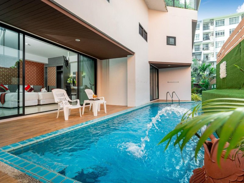 The Thames Pool Access Resort 13