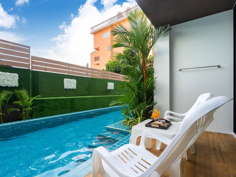 The Thames Pool Access Resort 20