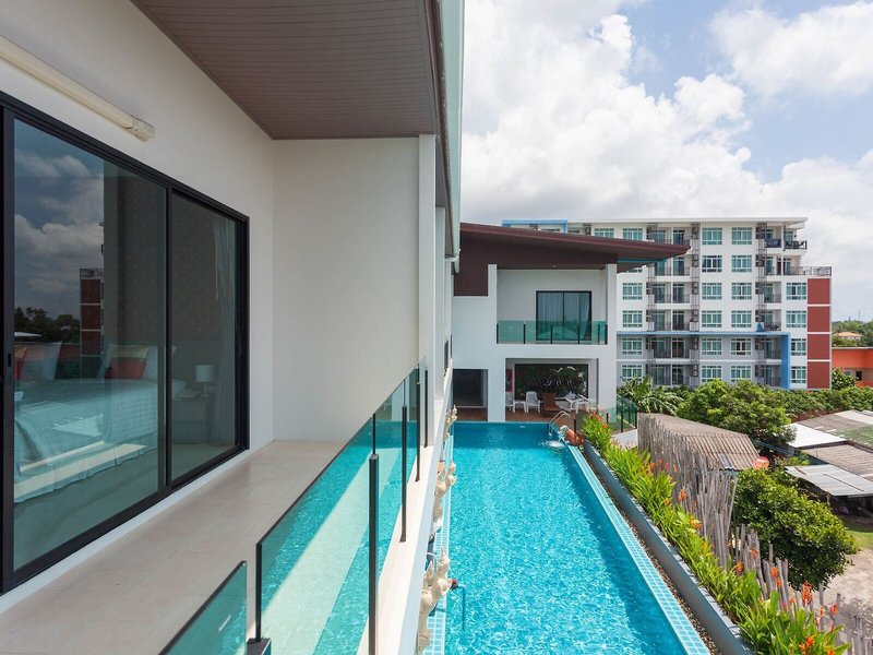 The Thames Pool Access Resort 21