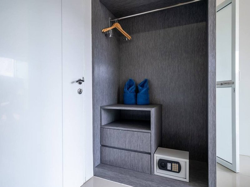 The Thames Pool Access Resort 37