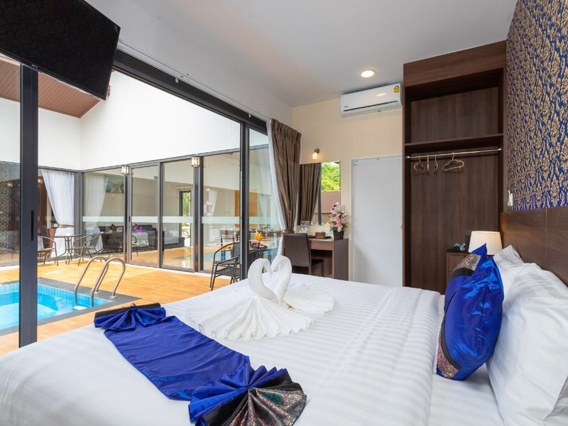 The Thames Pool Access Resort 38