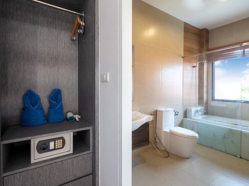 The Thames Pool Access Resort 48